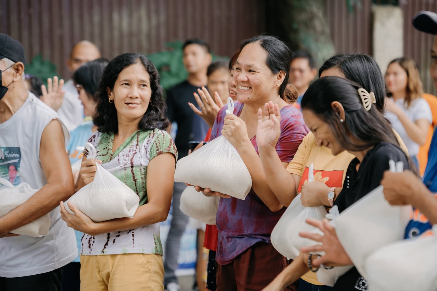 2,904 Families in Talisay City Receive Rice Assistance from Rep. Javi
